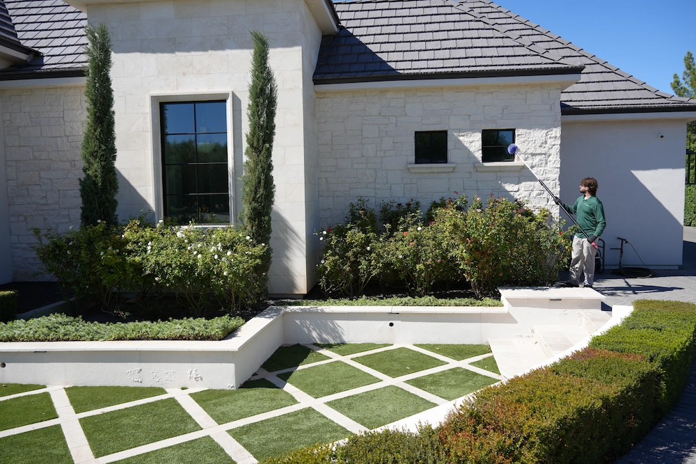 Green Pest Services tech